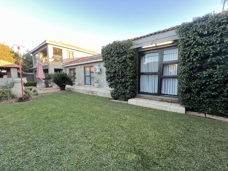 Modern Double-Story Family Home  With Pool & Separate Upstairs Flatlet - Photo 9