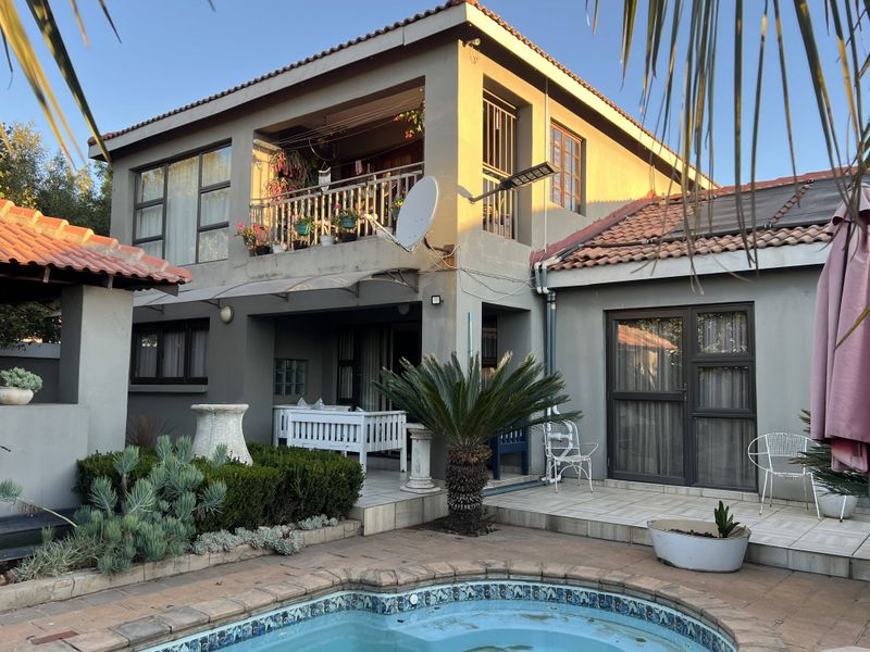 Modern Double-Story Family Home  With Pool & Separate Upstairs Flatlet - Photo 8