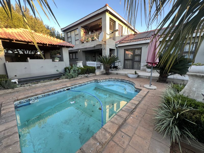 Modern Double-Story Family Home  With Pool & Separate Upstairs Flatlet - Photo 7