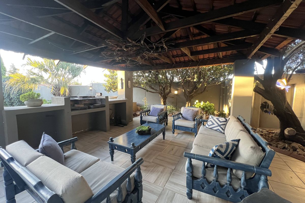 Modern Double-Story Family Home  With Pool & Separate Upstairs Flatlet - Photo 5