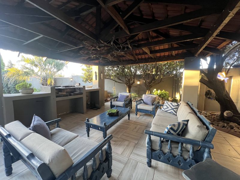 Modern Double-Story Family Home  With Pool & Separate Upstairs Flatlet - Photo 5