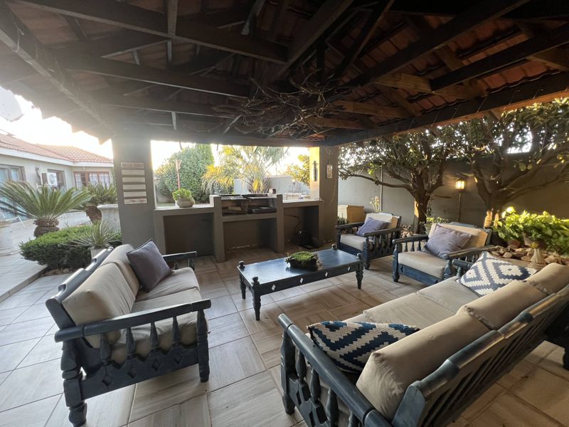 Modern Double-Story Family Home  With Pool & Separate Upstairs Flatlet - Photo 6