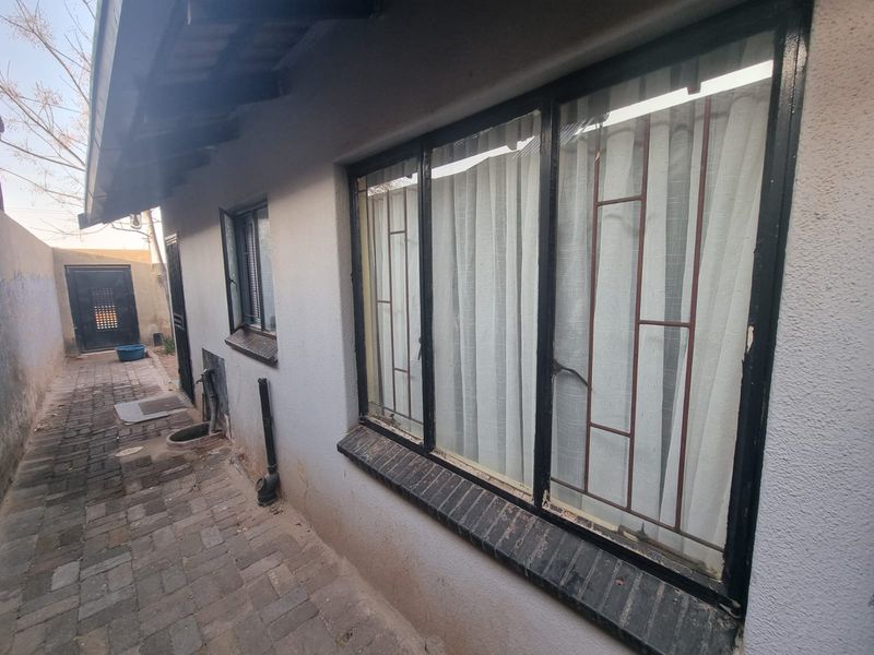 2 Bedroom, 1 Bathroom House to Let - Photo 9
