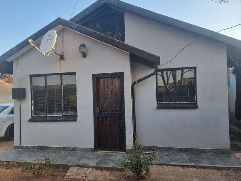 2 Bedroom, 1 Bathroom House to Let - Photo 1