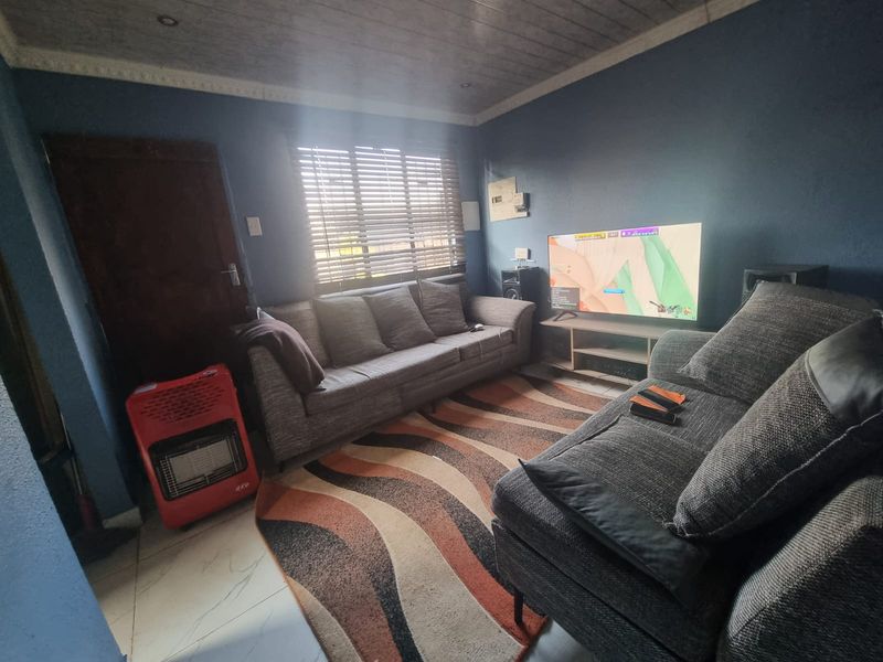 2 Bedroom, 1 Bathroom House to Let - Photo 4