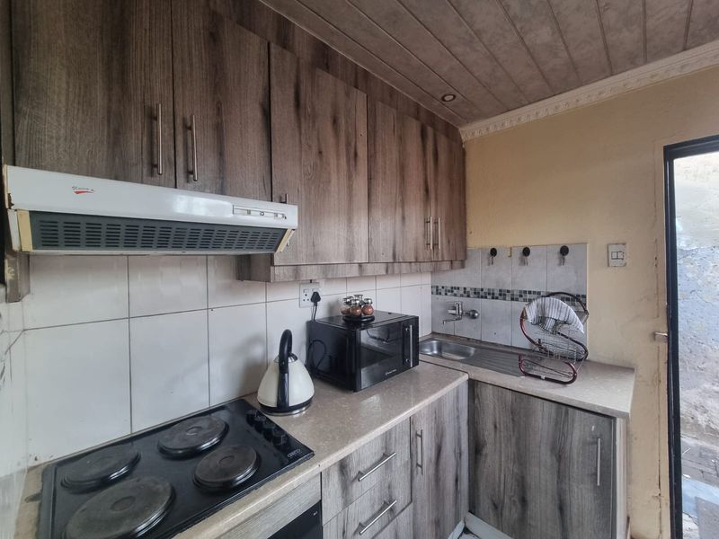 2 Bedroom, 1 Bathroom House to Let - Photo 3