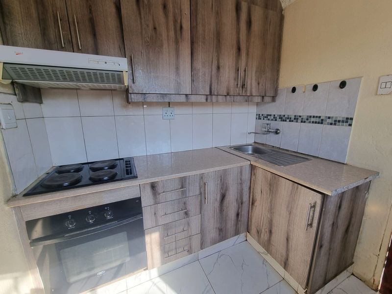 2 Bedroom, 1 Bathroom House to Let - Photo 3