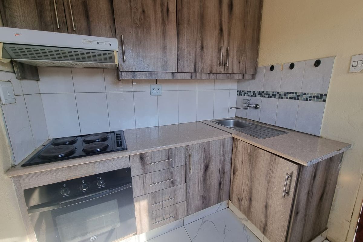 2 Bedroom, 1 Bathroom House to Let - Photo 3
