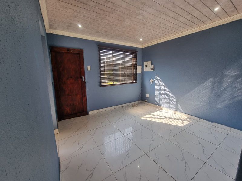 2 Bedroom, 1 Bathroom House to Let - Photo 4