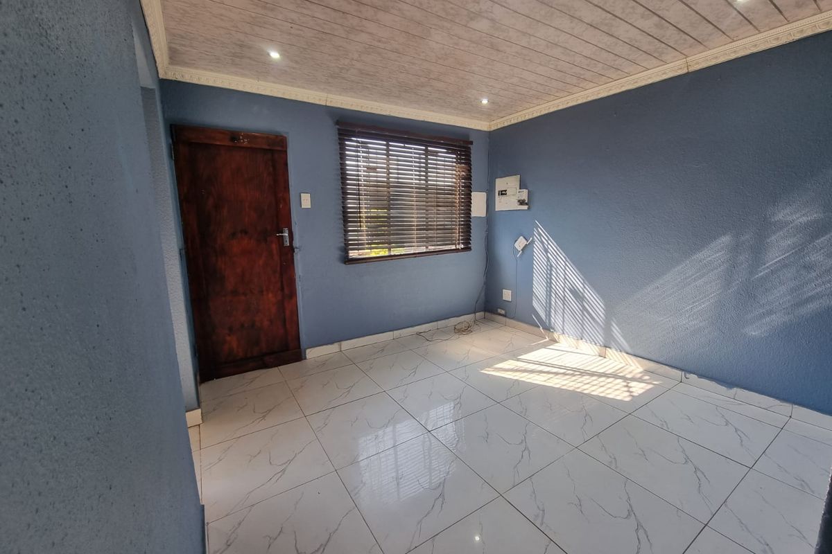 2 Bedroom, 1 Bathroom House to Let - Photo 4