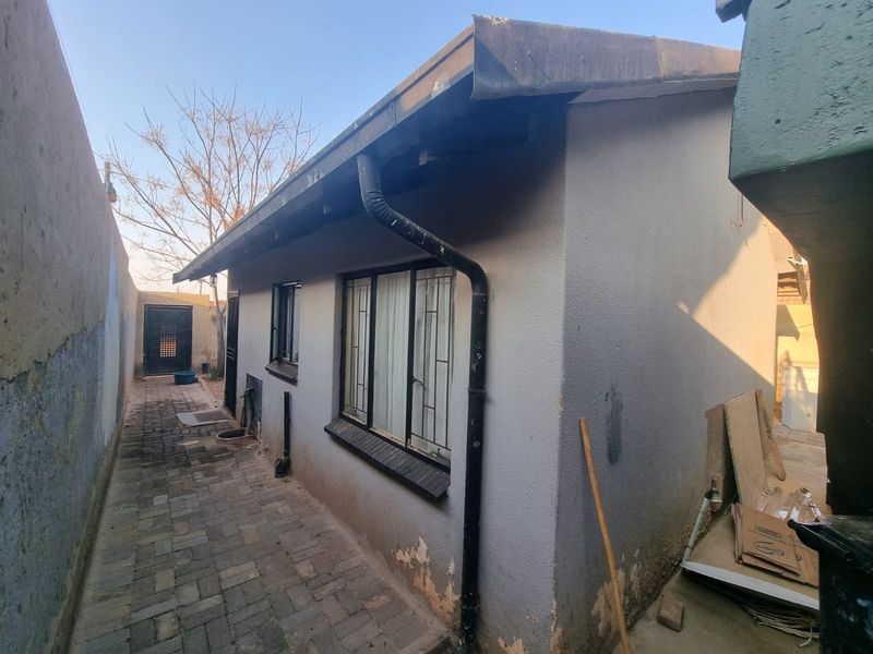 2 Bedroom, 1 Bathroom House to Let - Photo 2