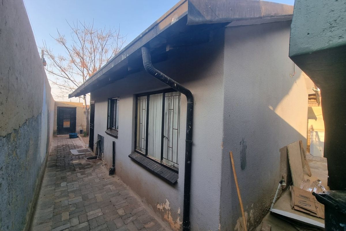 2 Bedroom, 1 Bathroom House to Let - Photo 2