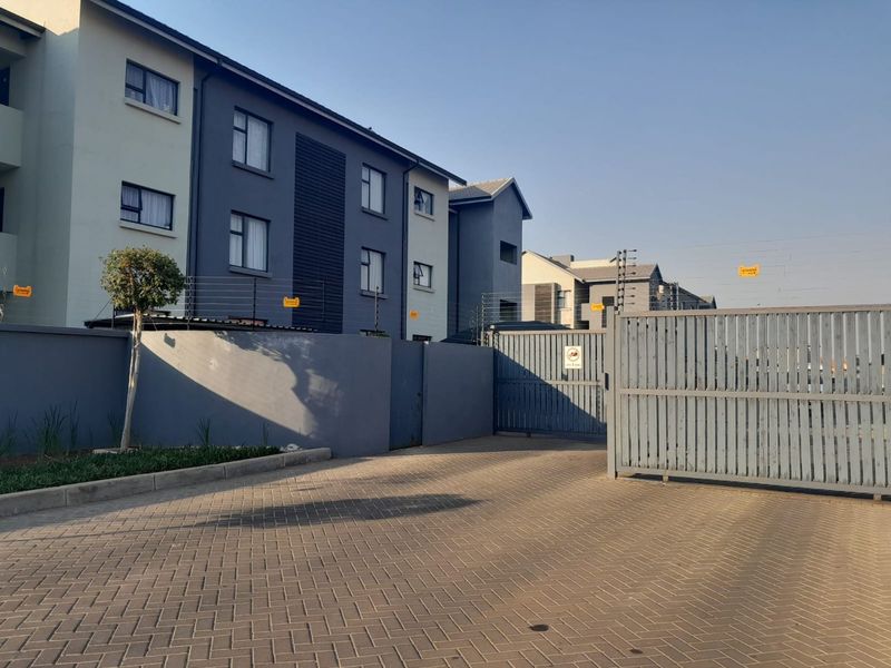 Modern Ground Floor Apartment in Jansen Park, Boksburg – Secure Living with Excellent Convenience - Photo 1