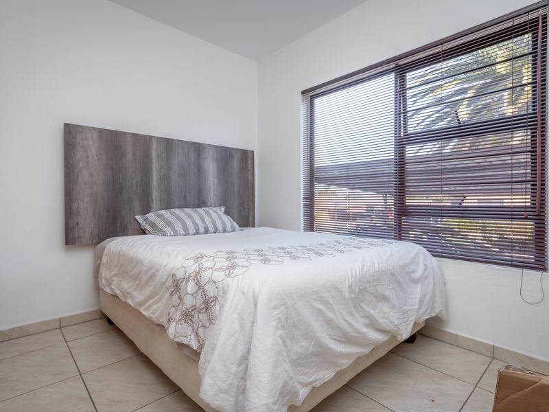 Modern 3 Bedroom 2 Bathroom ground floor unit with private garden - Photo 9