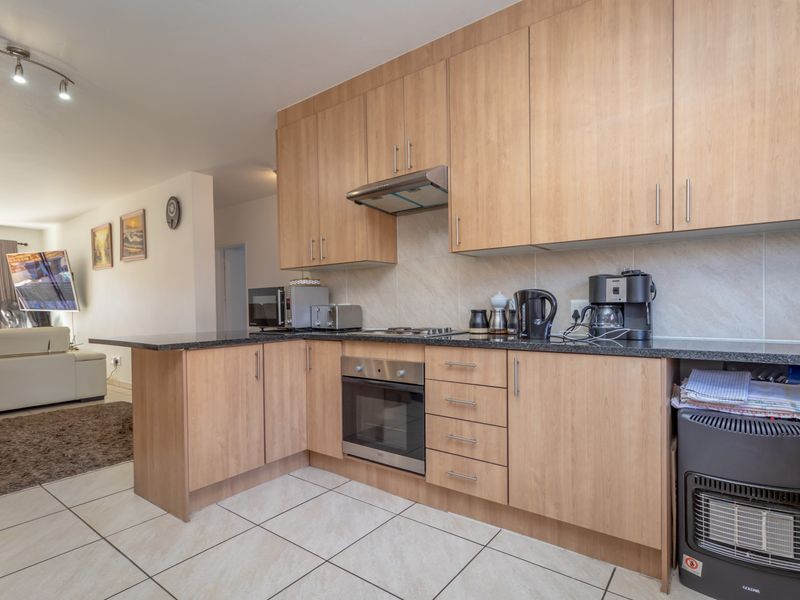 Modern 3 Bedroom 2 Bathroom ground floor unit with private garden - Photo 4