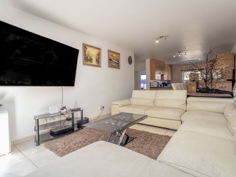 Modern 3 Bedroom 2 Bathroom ground floor unit with private garden - Photo 8