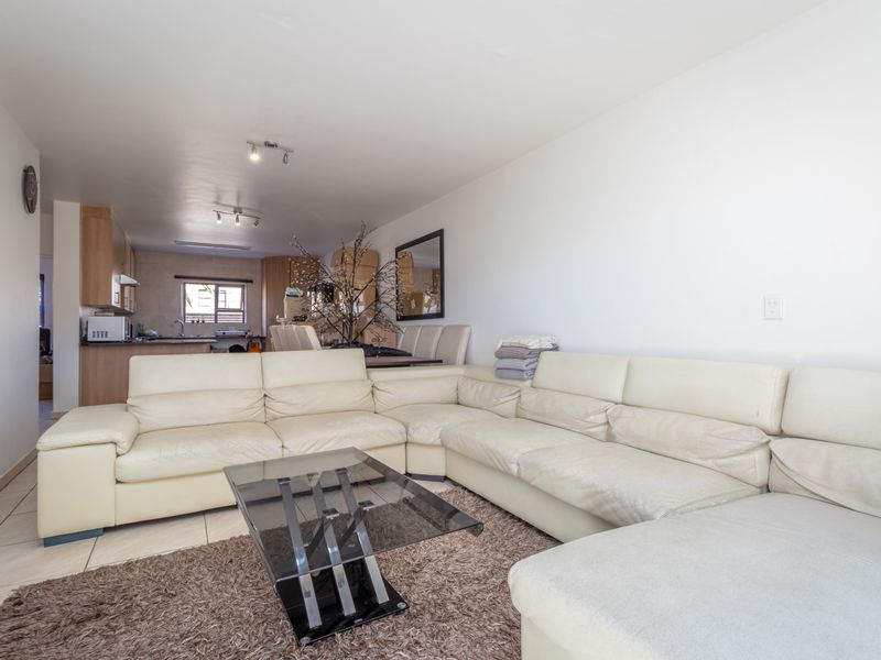 Modern 3 Bedroom 2 Bathroom ground floor unit with private garden - Photo 7