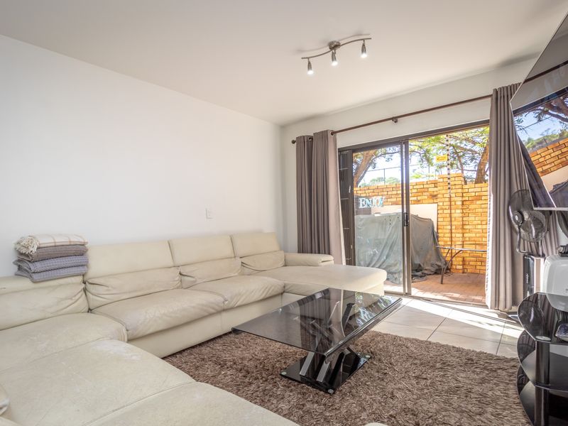 Modern 3 Bedroom 2 Bathroom ground floor unit with private garden - Photo 6