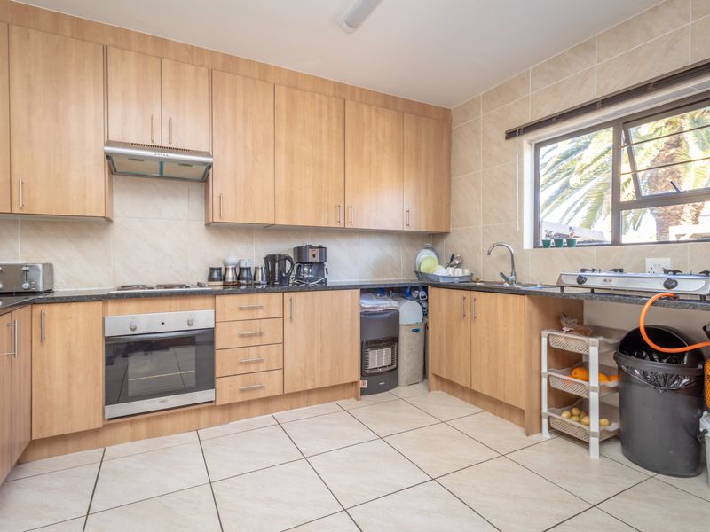 Modern 3 Bedroom 2 Bathroom ground floor unit with private garden - Photo 3