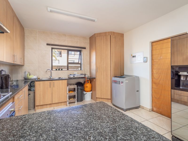 Modern 3 Bedroom 2 Bathroom ground floor unit with private garden - Photo 5