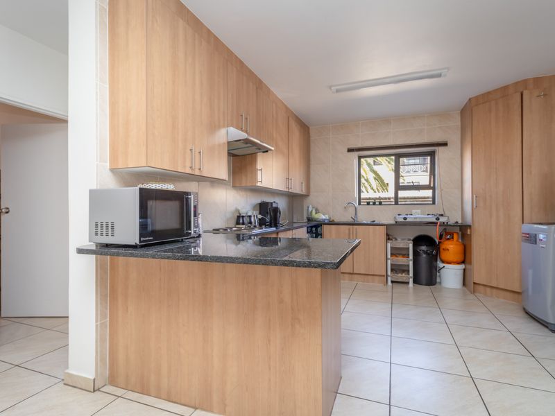 Modern 3 Bedroom 2 Bathroom ground floor unit with private garden - Photo 2