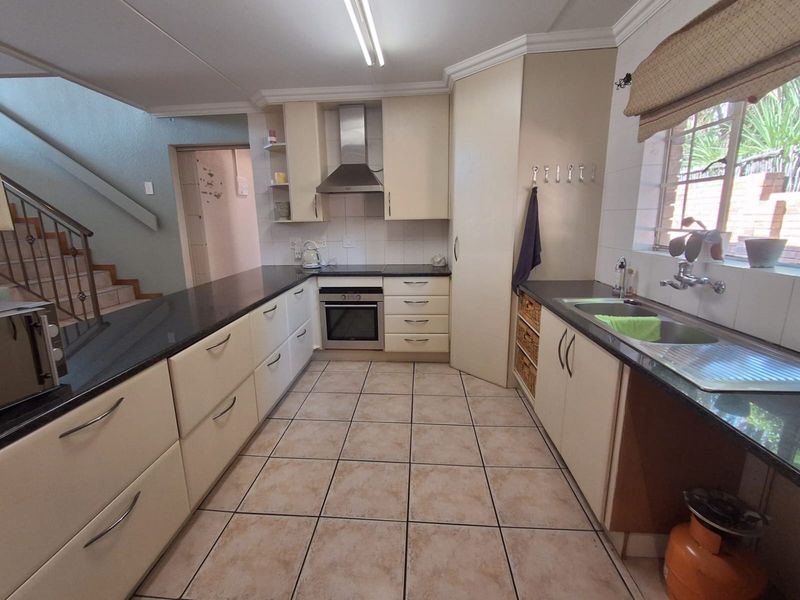 A Rare Find in Helderkruin – Modern, Secure & Move-in Ready! - Photo 7