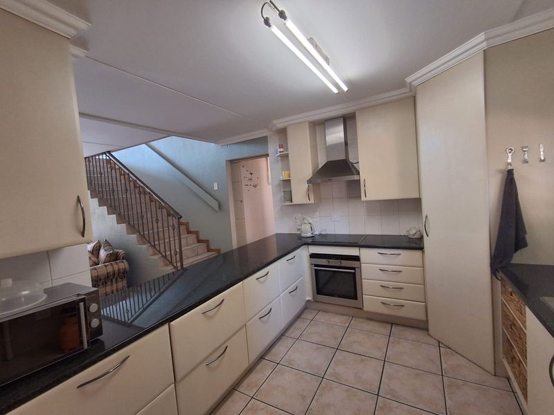 A Rare Find in Helderkruin – Modern, Secure & Move-in Ready! - Photo 6