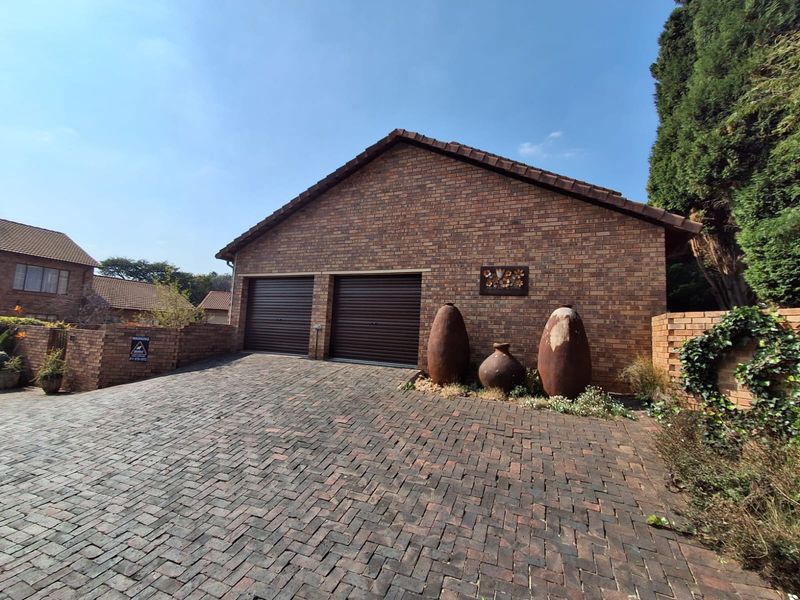 A Rare Find in Helderkruin – Modern, Secure & Move-in Ready! - Photo 1