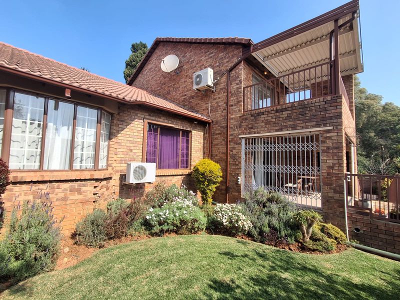 A Rare Find in Helderkruin – Modern, Secure & Move-in Ready! - Photo 2