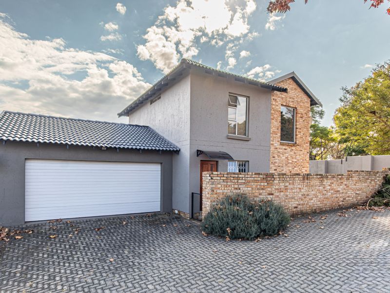 Modern Family Living with a Spacious Corner Garden - Available immediately - Photo 1