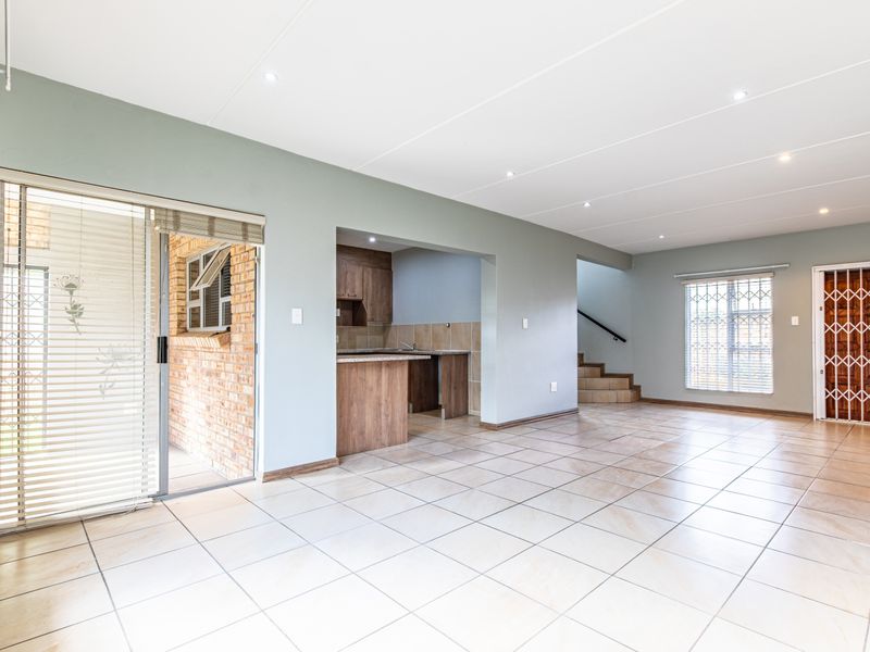 Modern Family Living with a Spacious Corner Garden - Available immediately - Photo 7