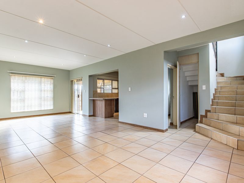 Modern Family Living with a Spacious Corner Garden - Available immediately - Photo 6
