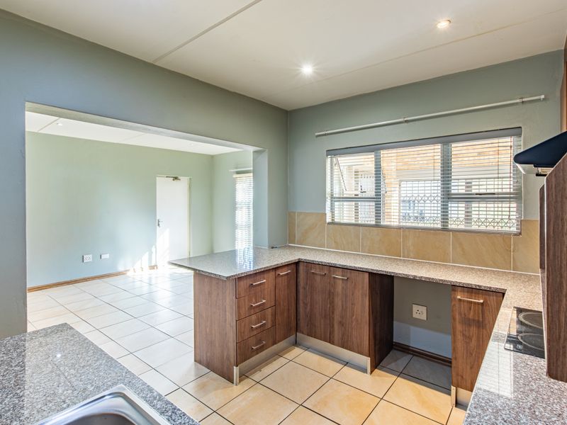 Modern Family Living with a Spacious Corner Garden - Available immediately - Photo 4