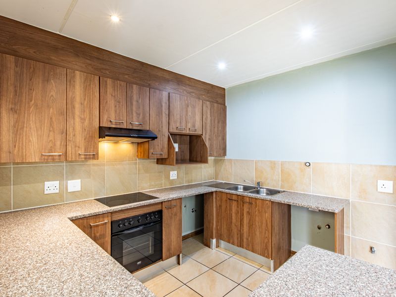 Modern Family Living with a Spacious Corner Garden - Available immediately - Photo 2