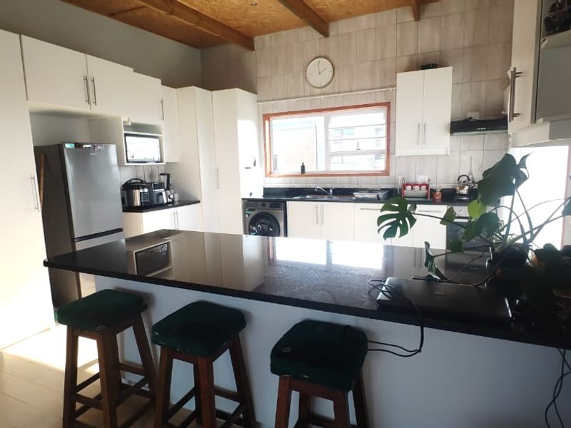Elevated Coastal Living with Spectacular, Panoramic Ocean Views in Mossel Bay - Photo 2