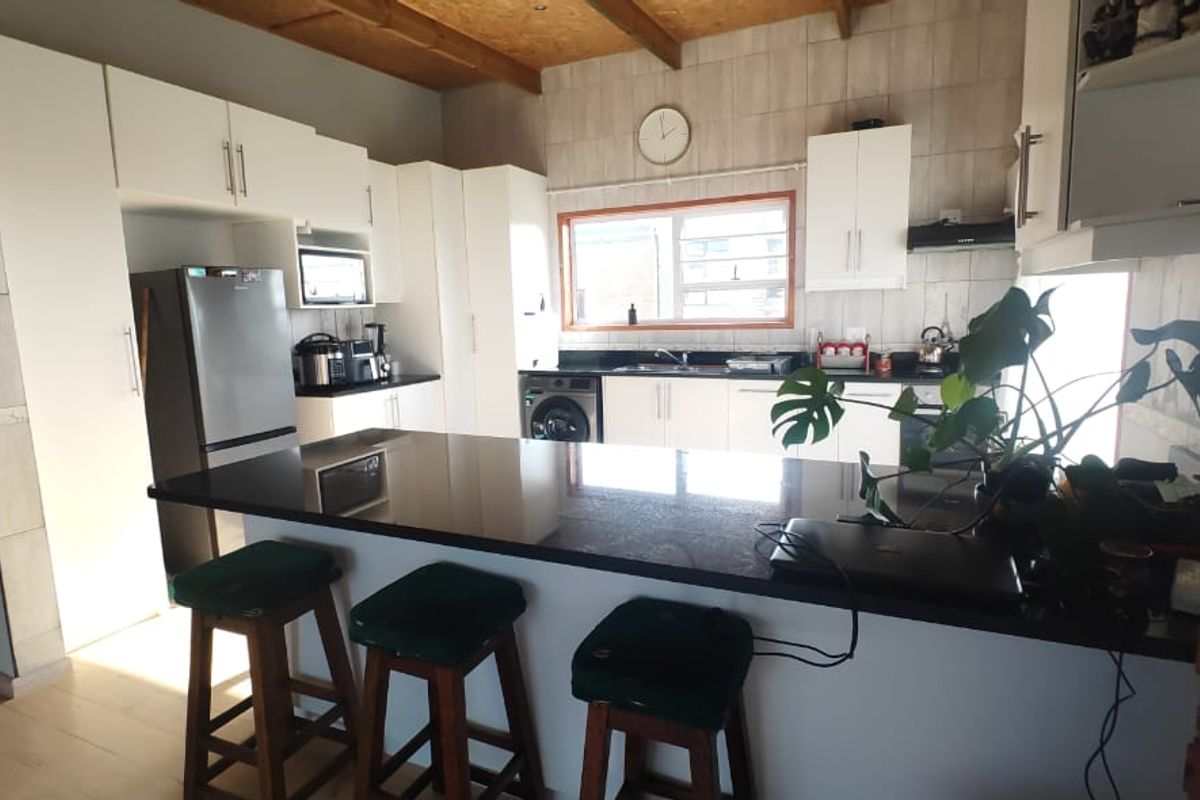 Elevated Coastal Living with Spectacular, Panoramic Ocean Views in Mossel Bay - Photo 2