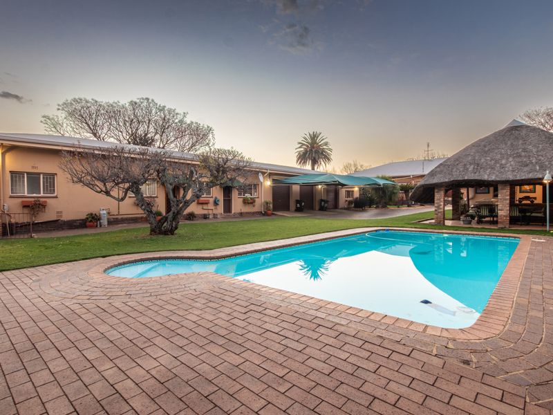 Spacious 4-Bedroom Family Home with 2 Flats, Heated Pool & Exceptional Entertainment Areas in Kruger - Photo 2