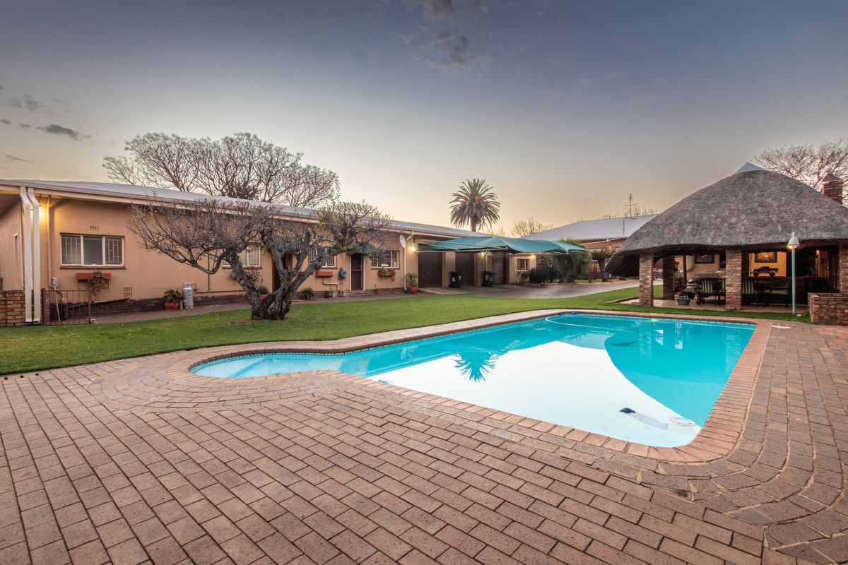 Spacious 4-Bedroom Family Home with 2 Flats, Heated Pool & Exceptional Entertainment Areas in Kruger - Photo 2
