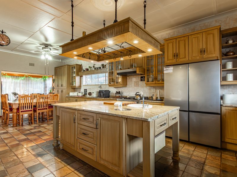 Spacious 4-Bedroom Family Home with 2 Flats, Heated Pool & Exceptional Entertainment Areas in Kruger - Photo 4