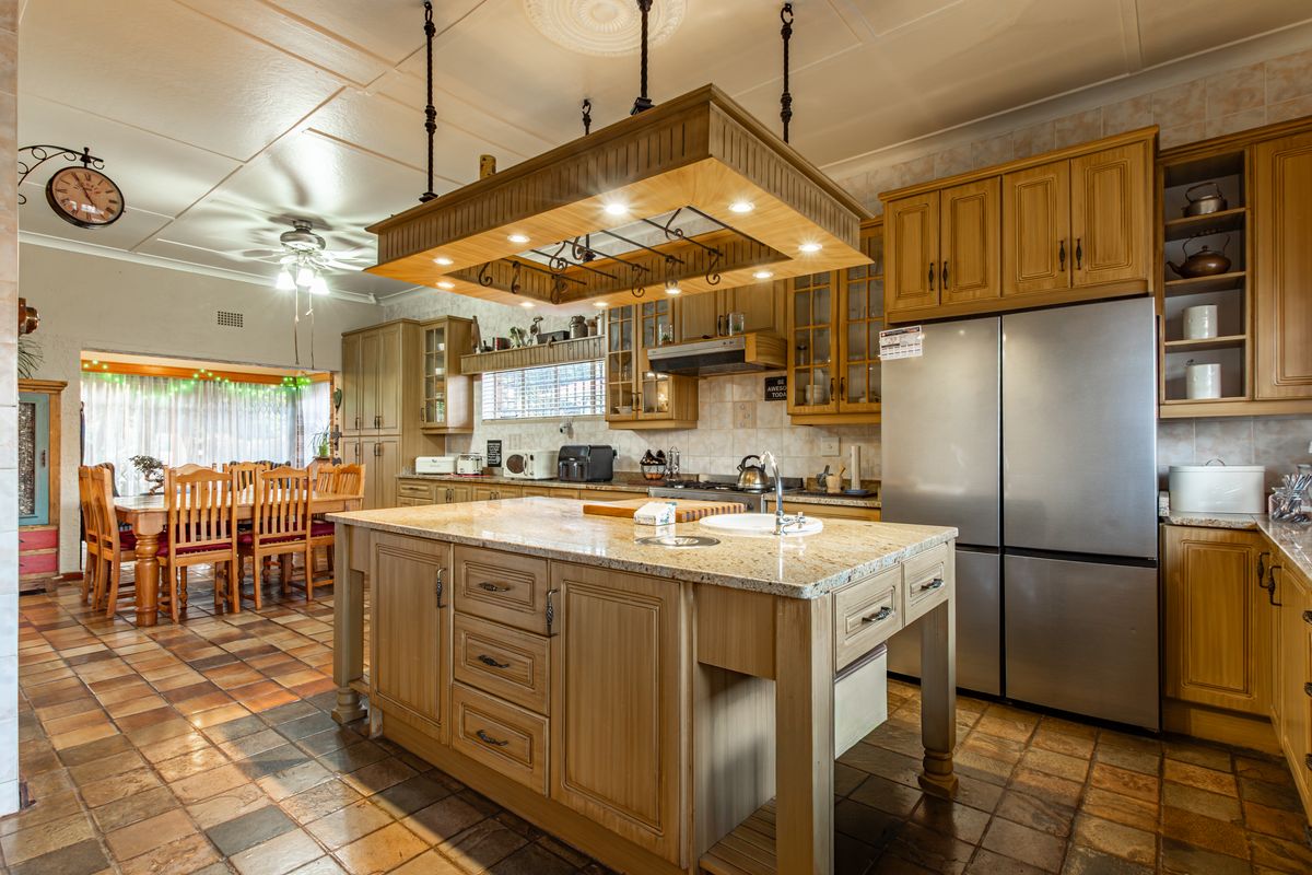 Spacious 4-Bedroom Family Home with 2 Flats, Heated Pool & Exceptional Entertainment Areas in Kruger - Photo 4
