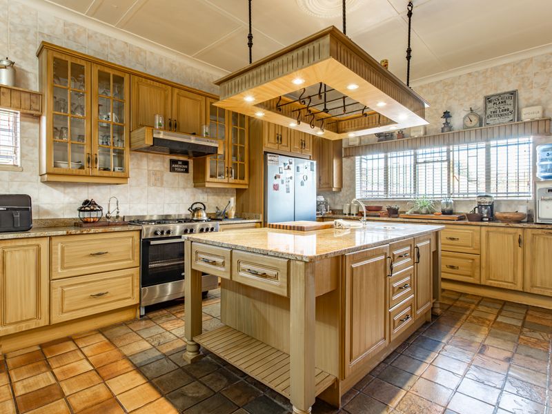 Spacious 4-Bedroom Family Home with 2 Flats, Heated Pool & Exceptional Entertainment Areas in Kruger - Photo 3