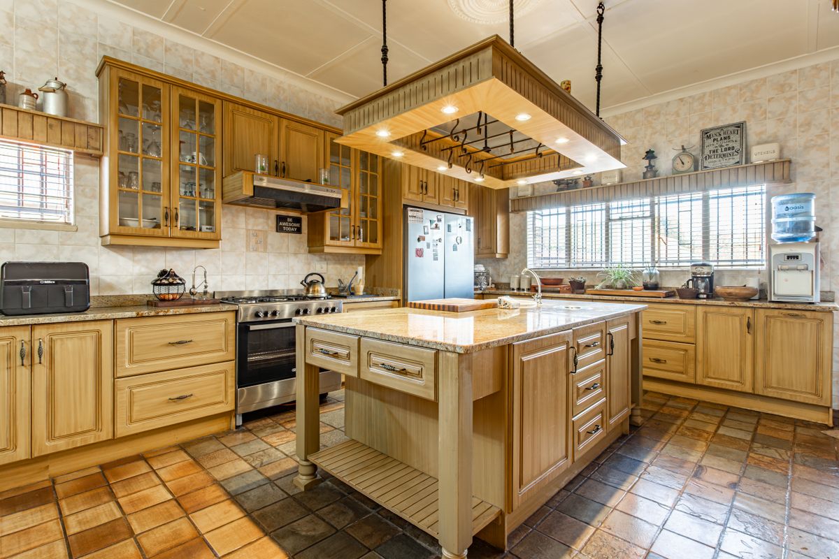 Spacious 4-Bedroom Family Home with 2 Flats, Heated Pool & Exceptional Entertainment Areas in Kruger - Photo 3