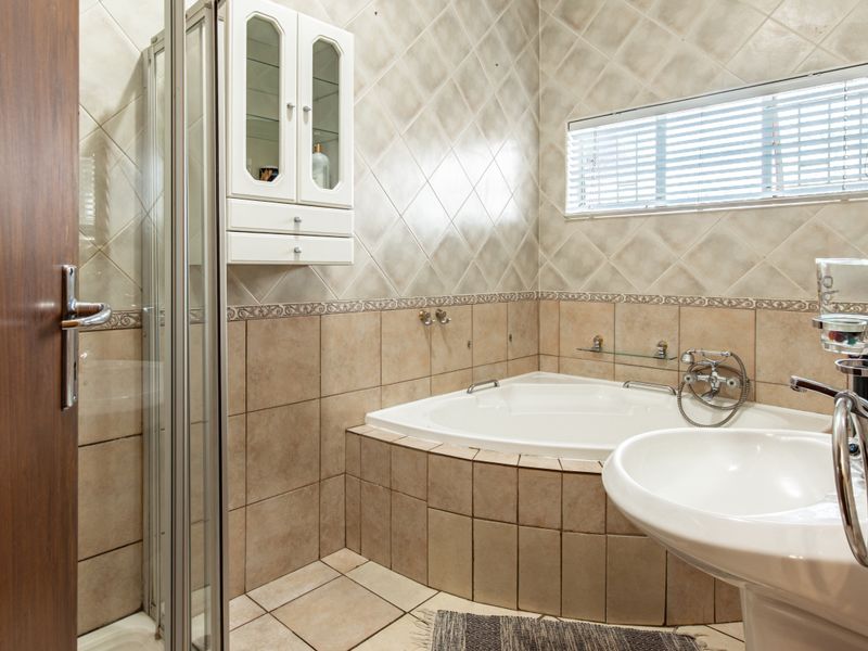 Spacious 4-Bedroom Family Home with 2 Flats, Heated Pool & Exceptional Entertainment Areas in Kruger - Photo 10