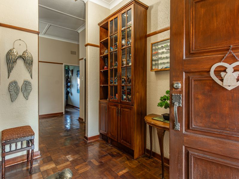 Spacious 4-Bedroom Family Home with 2 Flats, Heated Pool & Exceptional Entertainment Areas in Kruger - Photo 9