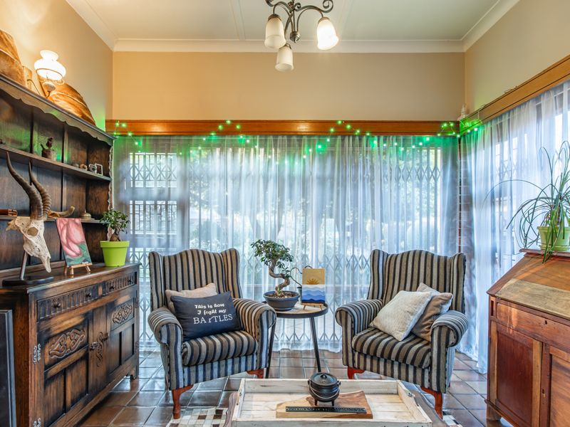 Spacious 4-Bedroom Family Home with 2 Flats, Heated Pool & Exceptional Entertainment Areas in Kruger - Photo 8