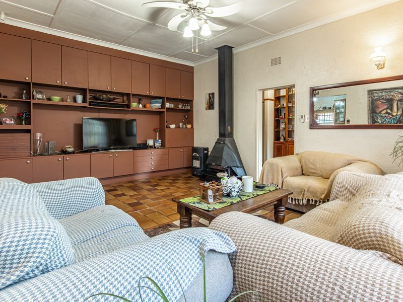 Spacious 4-Bedroom Family Home with 2 Flats, Heated Pool & Exceptional Entertainment Areas in Kruger - Photo 7