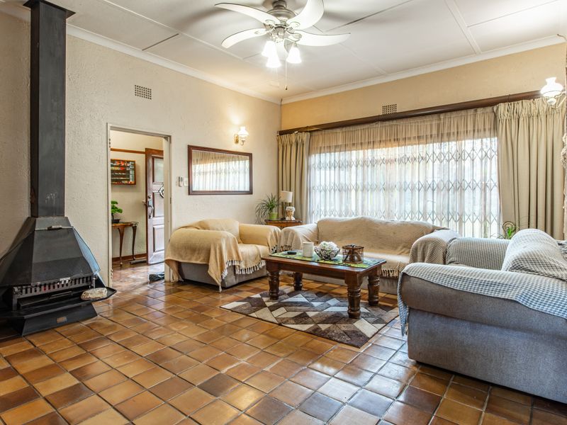 Spacious 4-Bedroom Family Home with 2 Flats, Heated Pool & Exceptional Entertainment Areas in Kruger - Photo 6