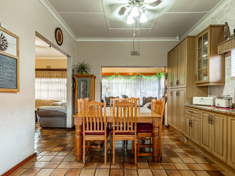 Spacious 4-Bedroom Family Home with 2 Flats, Heated Pool & Exceptional Entertainment Areas in Kruger - Photo 5