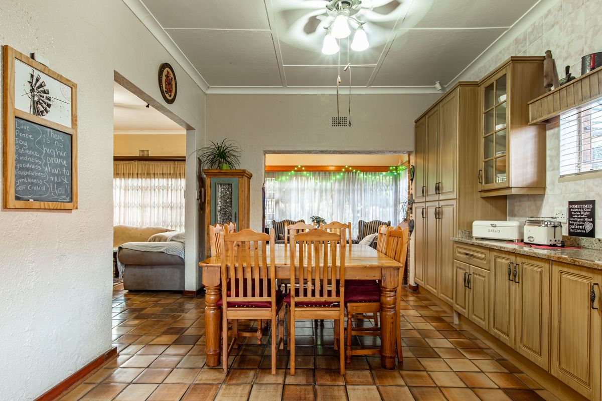 Spacious 4-Bedroom Family Home with 2 Flats, Heated Pool & Exceptional Entertainment Areas in Kruger - Photo 5