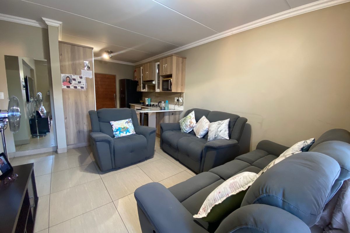 Modern 2-Bedroom Apartment with Thoughtful Upgrades - Photo 4